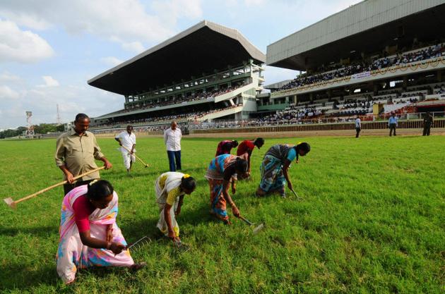 trs,race club,pared ground,secretariate,telangana  కేసీఆర్‌కు కలిసిరాని భూముల వ్యవహారం..!